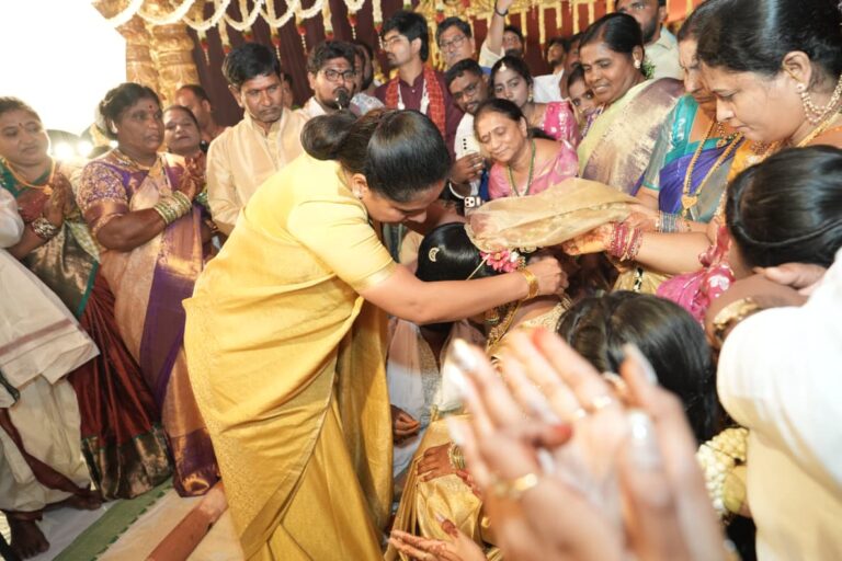Kalvakuntla Kavitha performing traditional Mudiraj wedding rituals at Balaprasad and Shivani's wedding