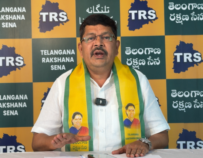 Telangana Rakshana Sena leader Ismail addressing the media over Chief Minister Revanth Reddy's remarks on engineering students