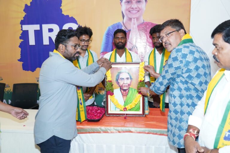 On Chakali Ailamma’s death anniversary, TRS leaders paid tribute in Hyderabad and said her legacy would inspire their fight for a Sarvodaya Telangana.