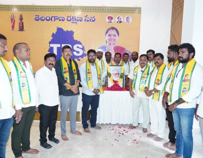 Kaloji Jayanti: Telangana Rakshana Sena Leaders Pay Tribute in Hyderabad 