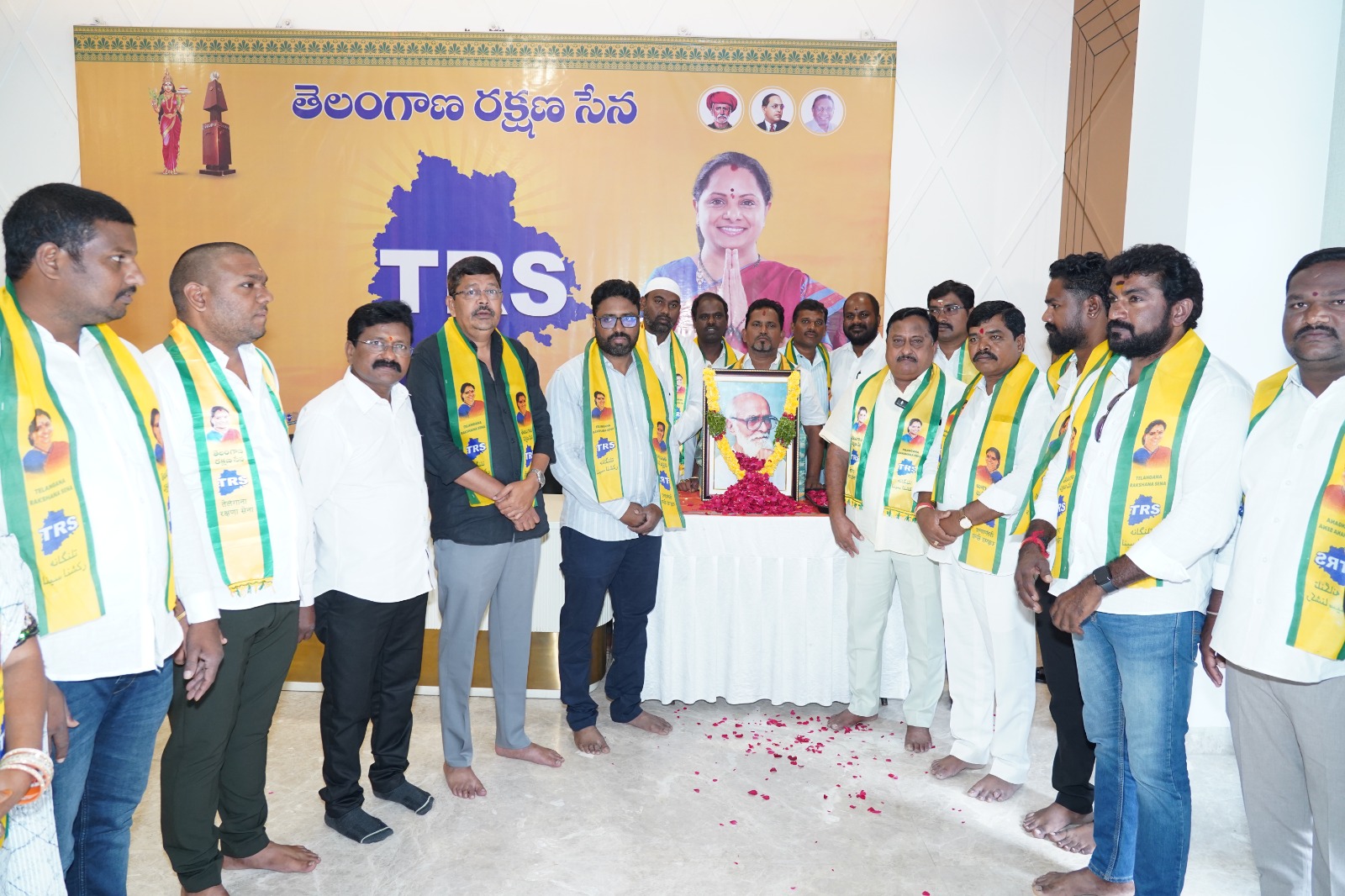 TRS leaders pay tribute to Kaloji Narayana Rao in Hyderabad and reaffirm their commitment to Telangana rights and public welfare