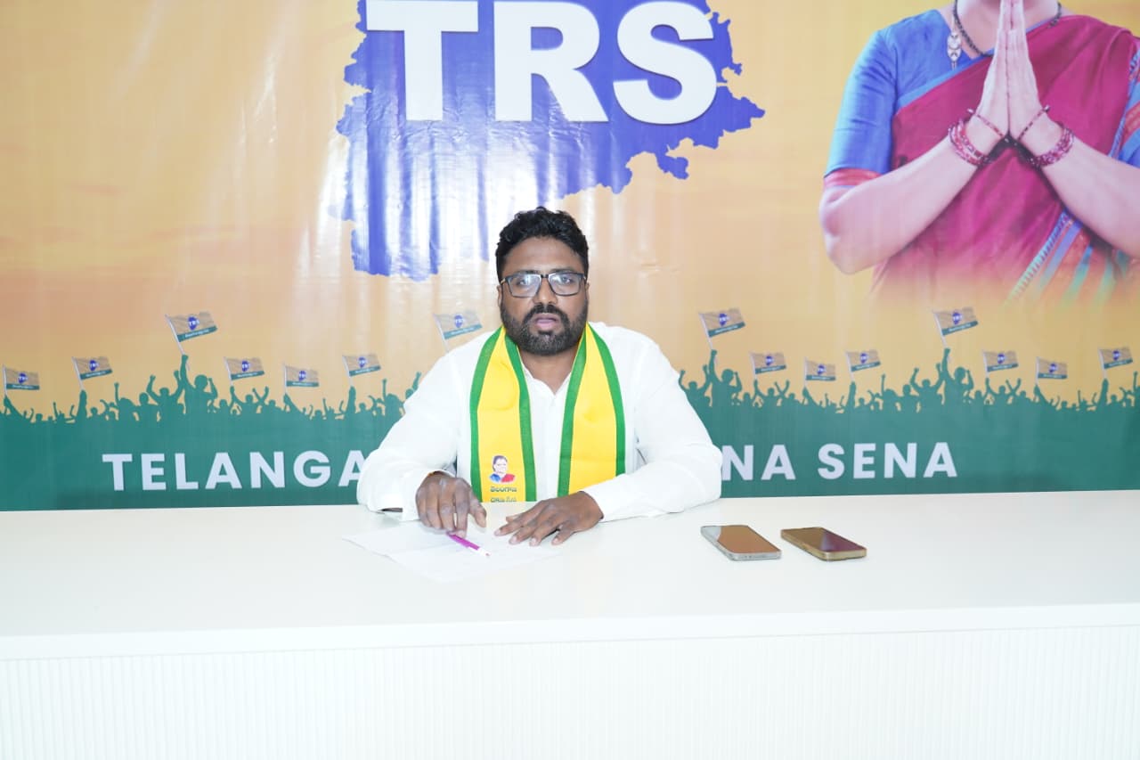 TRS leader Naveen Achari speaks about Kalvakuntla Kavitha's questions to BRS in Hyderabad
